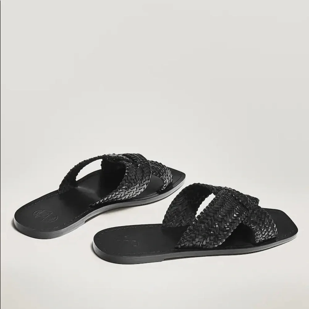NWT. Massimo Dutti Black Sandals. Size 6.